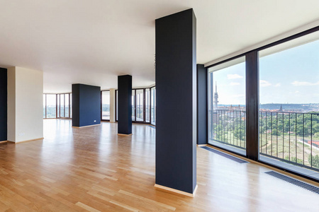 现代化的白色空阁楼公寓内部有镶木地板和全景窗口俯瞰大都市