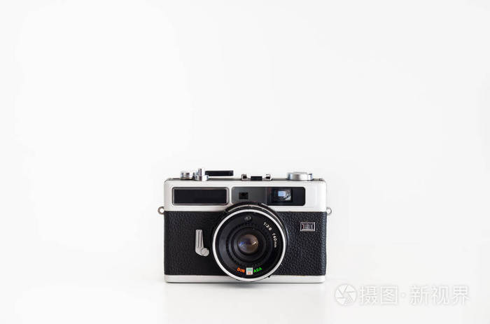 旧的紧凑型胶片相机去命名测距仪隔离纯白色正面视图