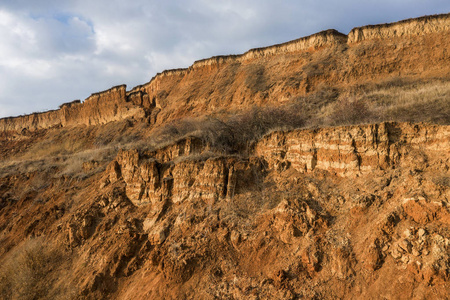 海岩壳岩. 雨季自然灾害区. 大量的土沿山坡滑动,摧毁房屋.