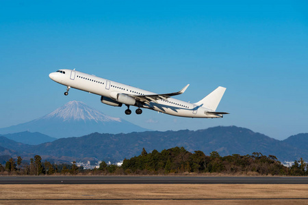 regionaljet空客a321200起飞现场与富士山背景在冬季.照片