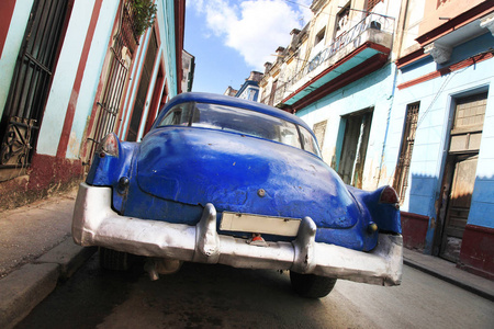 古巴哈瓦那老城的老式老爷车