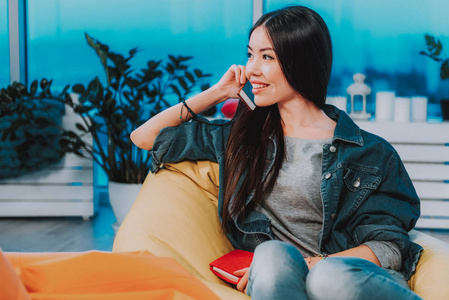 个 美丽的女人在外面用手机说话 相似素材图片