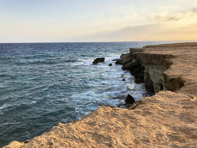 塞浦路斯海岸的一个受欢迎的地方，阳光明媚的一天，美丽的岩石海岸线