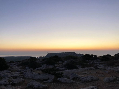 太阳从地平线上的群山后面升起，海洋的海岸线被规划为闷热的夏日