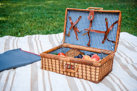 在草背景与果子的野餐篮子