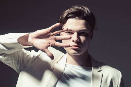 有时髦造型的男人.发型和护肤品.现代男性.野心勃勃, 帅气.