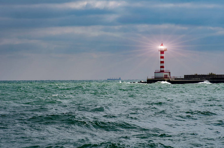 lihgting灯塔探照灯透过海洋空气.