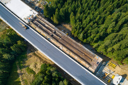 建造道路上的无人机视野