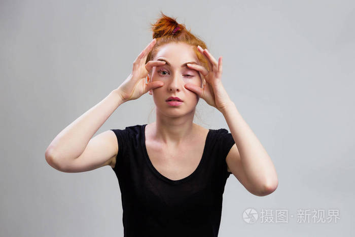 疲惫的女孩试图睁开眼睛. 致命的女人想睡觉,但有可怕的失眠.