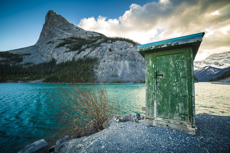 加拿大艾伯塔省绿松石碛湖。