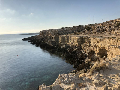 太阳从地平线上的群山后面升起，海洋的海岸线被规划为闷热的夏日