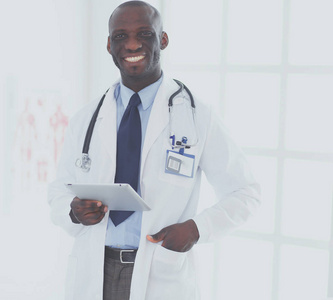男性黑人医生与平板电脑站在医院
