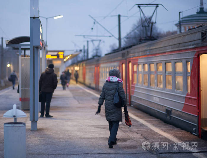 人们正在等火车到达火车站