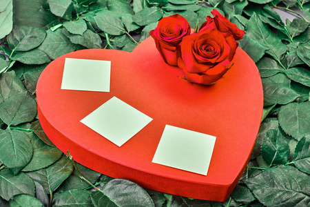 情人节红心玫瑰。红色的心与玫瑰的背景上的绿叶玫瑰与文字贴纸。贺卡和设计元素