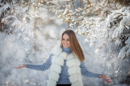 阳光明媚的冰冻天，白雪森林中美丽的年轻女子的户外肖像。