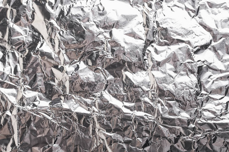 银皱箔闪亮的金属纹理背景包装纸为壁纸装饰元素。灰色铂金金属