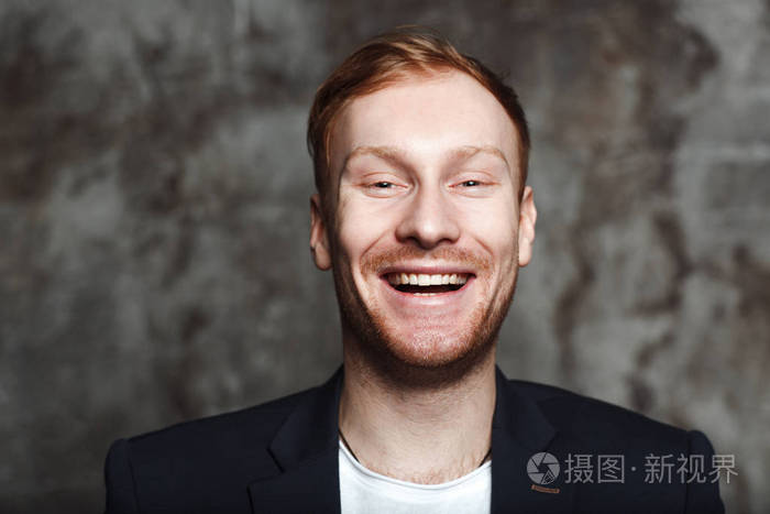 年轻红发商人男性正面肖像特写