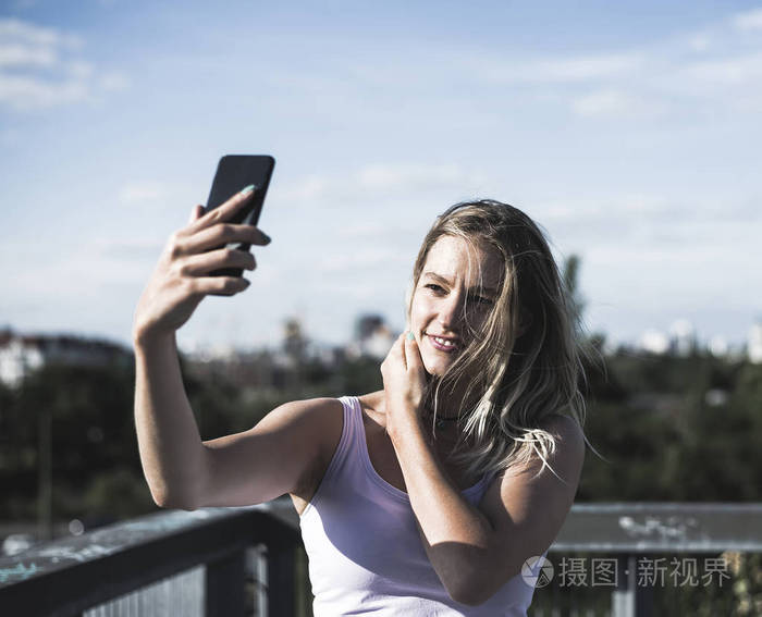 年轻女人用智能手机自拍照片-正版商用图片18y567-摄图新视界