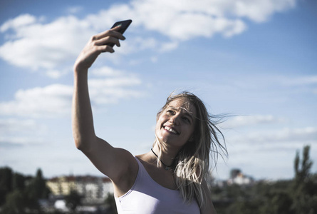 年轻女人用智能手机自拍