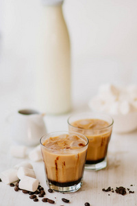 冰镇咖啡咖啡和咖啡豆放在桌子上.冷却饮料的概念.夏季饮品照片