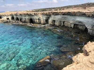 塞浦路斯海岸的一个受欢迎的地方，阳光明媚的一天美丽的岩石海岸线