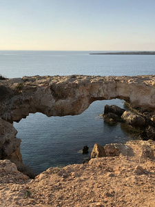 塞浦路斯海岸的一个受欢迎的地方，阳光明媚的一天美丽的岩石海岸线