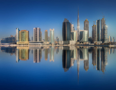 迪拜的城市景观和商业海湾的全景, uae