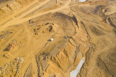 建筑用砂坑及生产砂料的工厂的鸟瞰图。工业场所的俯视图..无人机拍摄的照片。