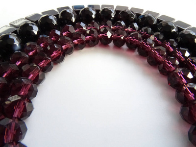 黑灰色和红葡萄酒宝石珠串在各种碎片