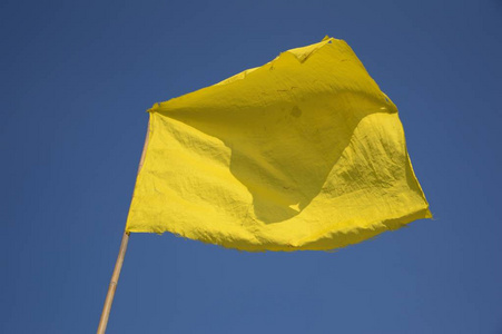 蓝天上的黄色旗帜
