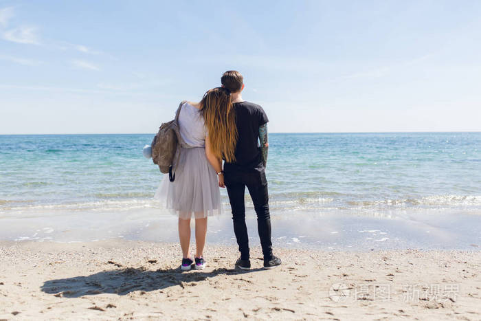 她把头靠在他的肩膀上.从后面查看