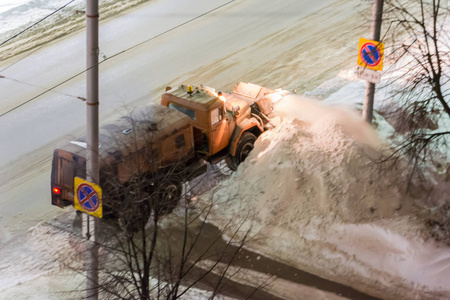 吹雪人晚上为城市道路服务。 在暴风雪或冬季暴风雪期间，重型磨坊或菲西亚卡车从雪中清洁道路。