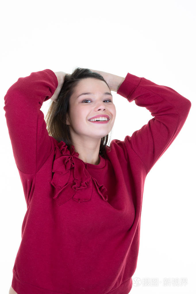 年轻漂亮的女人手里拿着头发