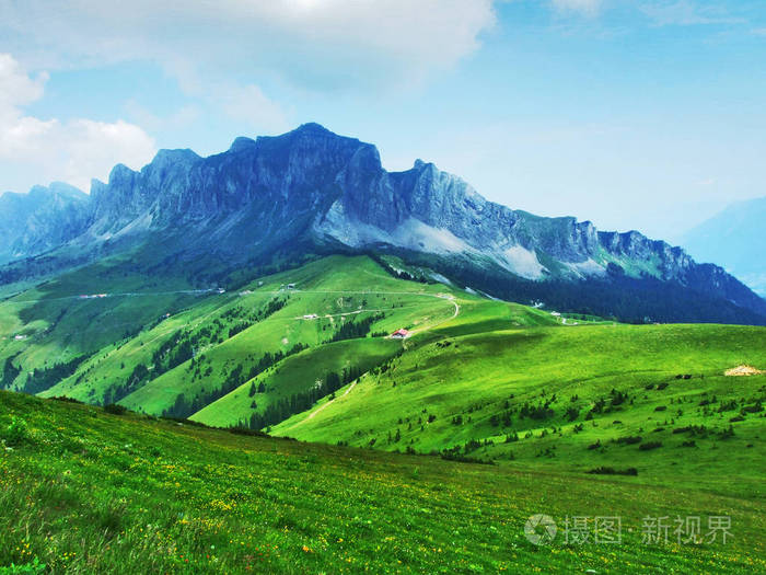 瑞士圣加伦州阿彭策尔阿尔卑斯山脉山坡上的高山牧场和草地