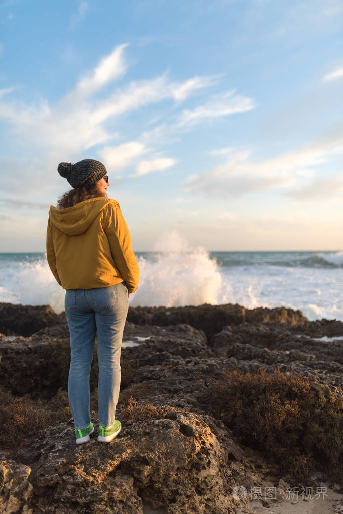 孤独的女人站在空海滩的普格利亚冬季意大利南部旅行概念