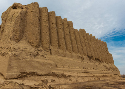 小KyzKala是一个堡垒，有波纹，仿佛褶皱的墙壁，位于古代Merv，这是一个主要的城市之一，站在丝绸之路上。 曾经是土库曼斯坦