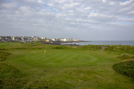 在风景如画的高尔夫球场打高尔夫球, 爱尔兰克里县