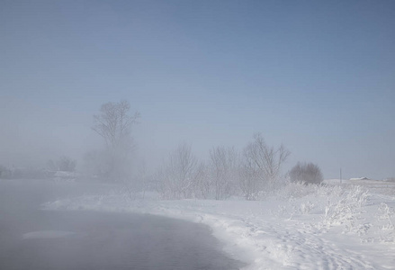 美丽的冬季景观，河和雪覆盖的海岸蓝天