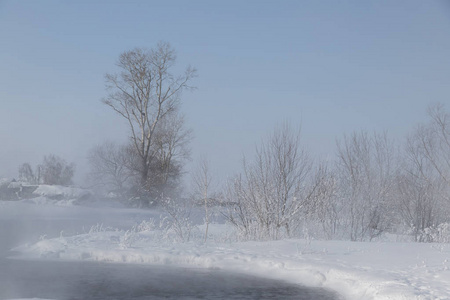 美丽的冬季景观，河和雪覆盖的海岸蓝天