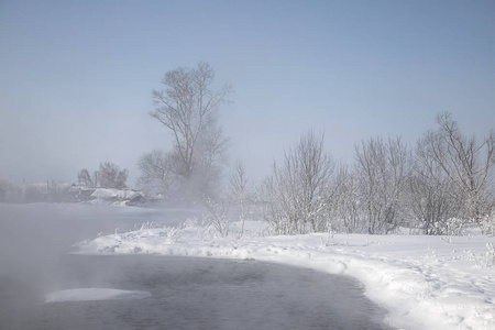 美丽的冬季景观，河和雪覆盖的海岸蓝天