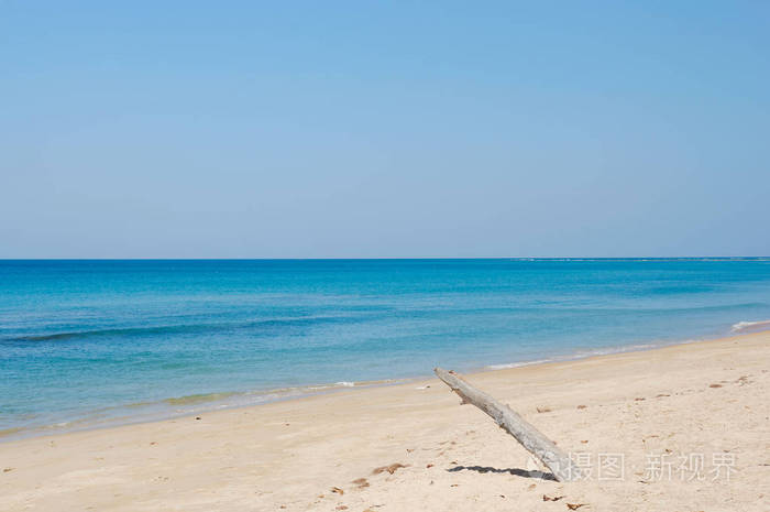 普吉岛海滩蓝天大海的背景。 海滩上的木头。