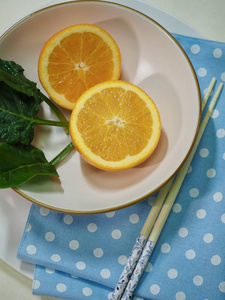 陶瓷碗里的橘子和菠菜