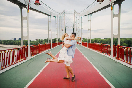 年轻时尚的情侣摆在行人天桥上图片