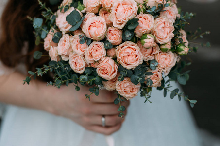新娘手里拿着玫瑰花束