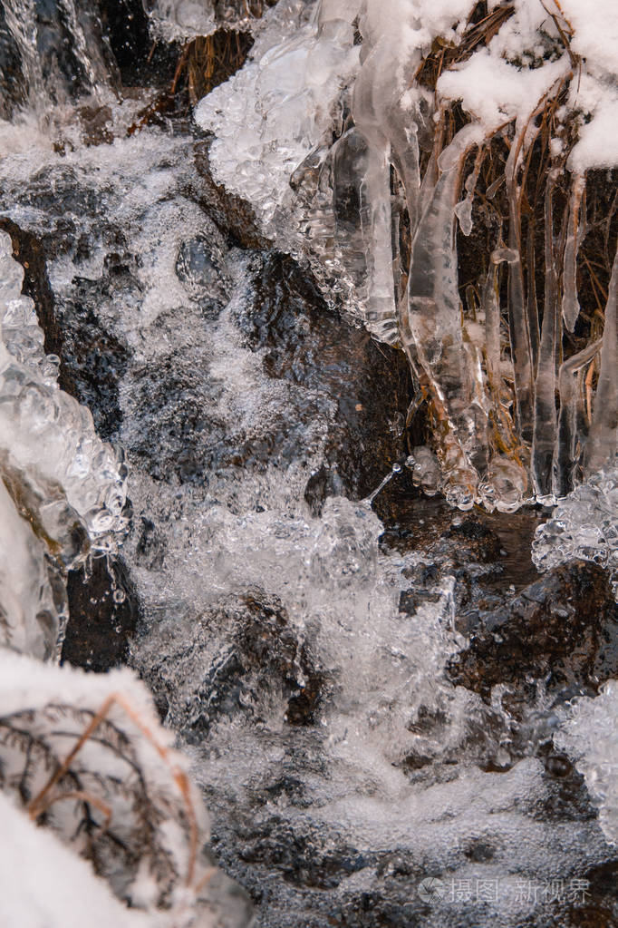 冰冻的小溪流,冬天的风景