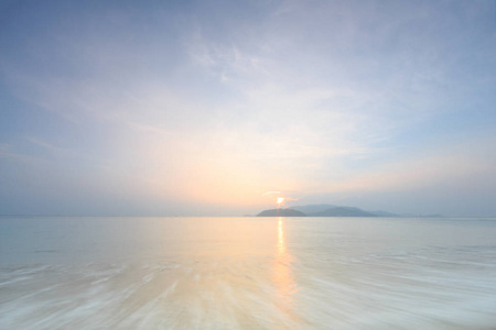 长时间暴露在海洋上空的海景日出