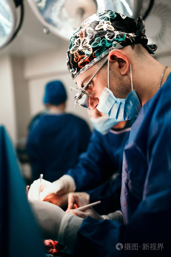 关闭医生在手术室执行手术的肖像