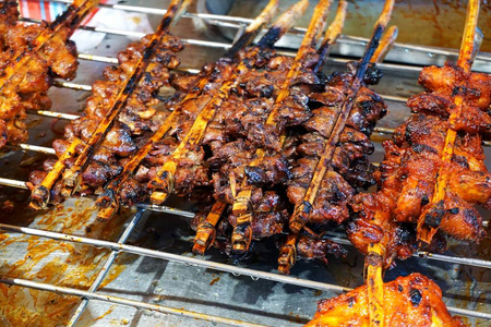 泰国街头美食热鸡烤架图片