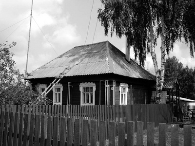 俄罗斯村庄的旧房子，顶着天空