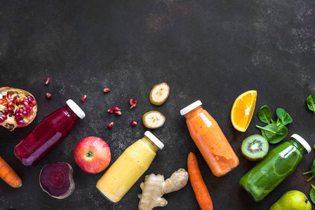 各种冰沙或果汁在瓶子和成分健康饮食排毒素食清洁食品概念顶部视图复制空间。